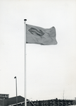 170727 Afbeelding van een vlag met het embleem van N.S. bij het N.S.-station Utrecht Overvecht te Utrecht.